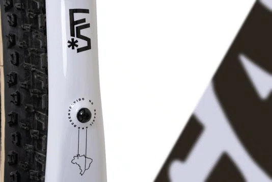 BICICLETA CALOI CARBON FS RACING DEORE DI2 BRANCA 2026