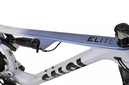 BICICLETA CALOI CARBON FS RACING DEORE DI2 BRANCA 2026