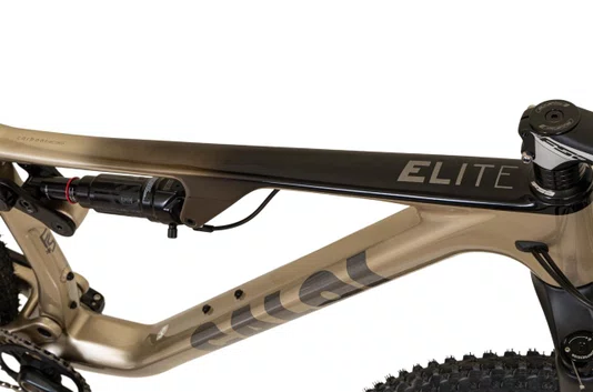 BICICLETA CALOI CARBON FS RACING DEORE DI2 CHAMPAGNE 2026