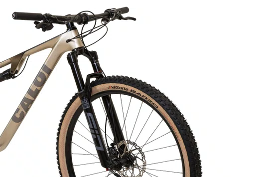 BICICLETA CALOI CARBON FS RACING DEORE DI2 CHAMPAGNE 2026