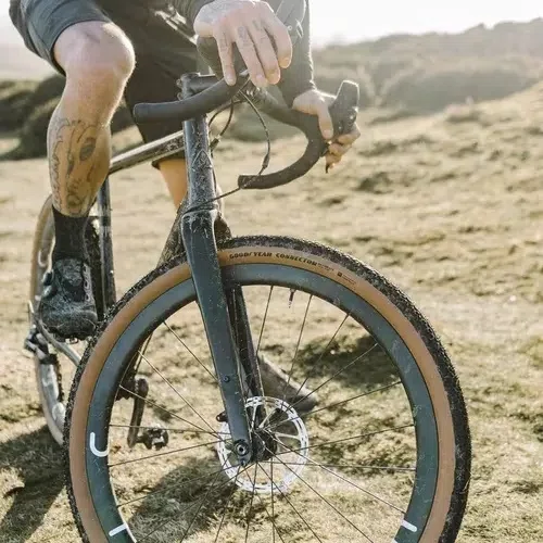 PNEU GRAVEL GOODYEAR CONECTOR ULTIMATE TUBELESS COMPLETE PRETO/MARROM 700x40