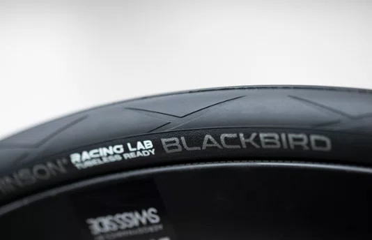PNEU HUTCHINSON BLACKBIRD RACE HOOKLES 700X28 TUBELESS PRETO
