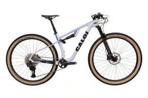BICICLETA CALOI CARBON FS RACING DEORE DI2 BRANCA 2026