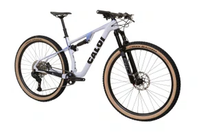 BICICLETA CALOI CARBON FS RACING DEORE DI2 BRANCA 2026